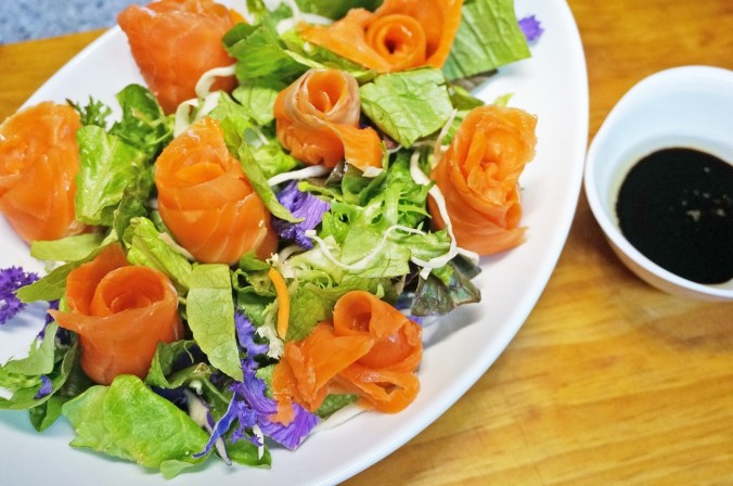 salad with salmon 1443366_1280